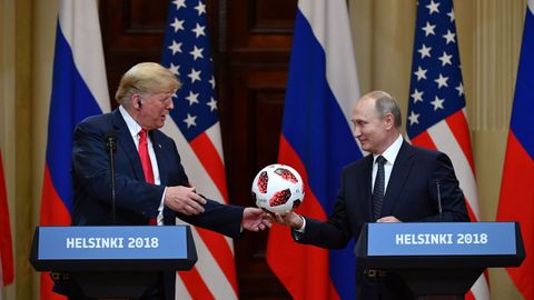 Putin entrega un balón a Trumo en lo que parece la recreación de la famosa escena de «El gran dictador»