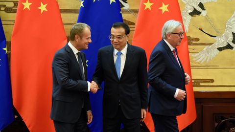 El primer ministro chino, Li Keqiang, con los jefes de la UE, Donald Tusk y Jean-Claude Juncker