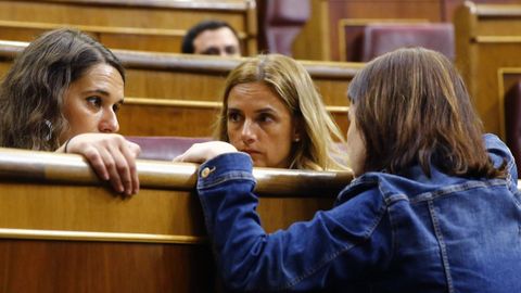 Adriana Lastra conversa con las diputadas de Unidos Podemos Ione Belarra y Noelia Vera