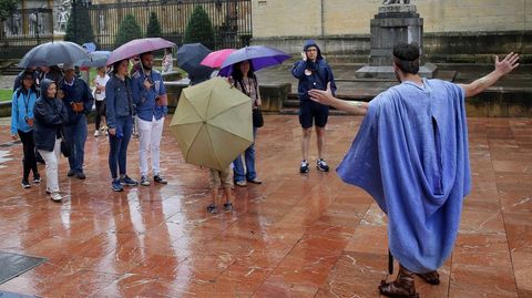 Un grupo de turistas durante una visita guiada por un actor en el entorno de la catedral de Oviedo, en una imagen de archivo