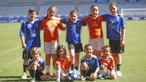 Niños con la camiseta de la Escuela Real Oviedo