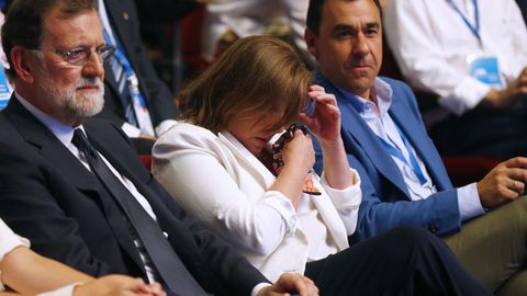 La mujer de Rajoy, Elvira Fernndez, ms conocida como Viri, se emociona durante el discurso de Ana Pastor 