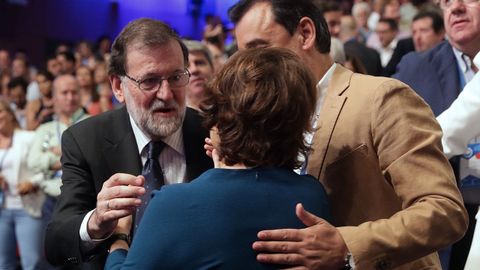 Rajoy saluda a Santamara.