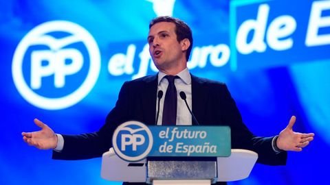 «¡Qué orgullo de presidente tenéis en Galicia! Os aseguro que no lo tendré lejos», ha dicho Pablo Casado de Feijoo durante su discurso.