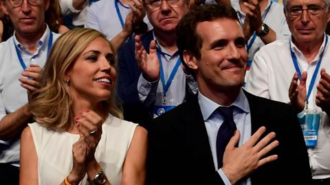 Pablo Casado junto a su mujer, Isabel Torres, tras conocer su victoria en el Congreso del PP.