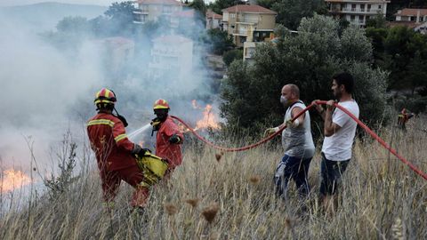 Los bomberos intentan extinguir el fuego en Kinetta