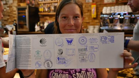 Julia nos ensea su credencial llena de sellos en Arza