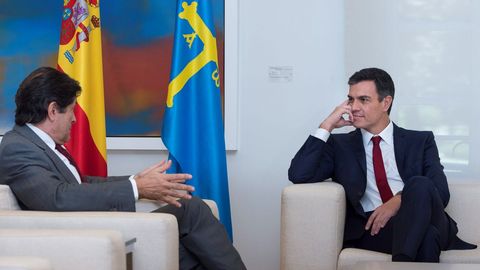 El presidente del gobierno Pedro Sánchez, durante su reunión con reúne con el Presidente del principado Asturias, Javier Fernández, esta mañana en el Palacio de La Moncloa