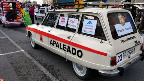 Automvil decorado para su participacin en el desfile de Antroxu por voluntarios de Vaema en protesta contra el ayuntamiento