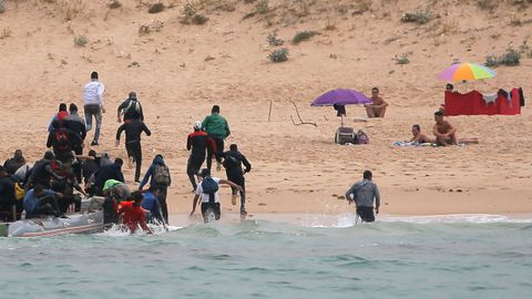 Las imágenes del desembarco de un grupo de inmigrantes en Tarifa