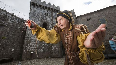 Lucho Penabade, en el castillo de Vimianzo