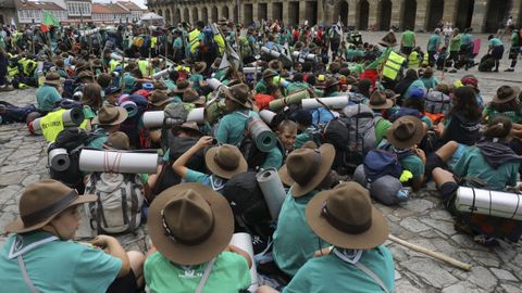Jvenes scouts portugueses tras llegar al Obradoiro