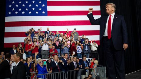 Trump saluda a un grupo de entusiastas en un mitin el martes en Florida