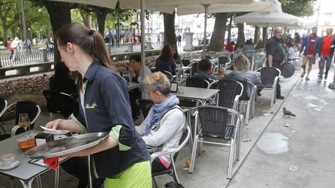 Una camarera trabaja en una terraza de Ferrol