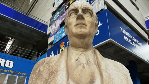 Busto de Carlos Tartiere en el estadio del Real Oviedo