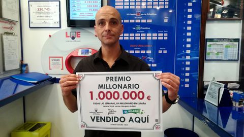 Miguel Gonzlez Tuero, con el anuncio de 'El Milln' vendido en su despacho