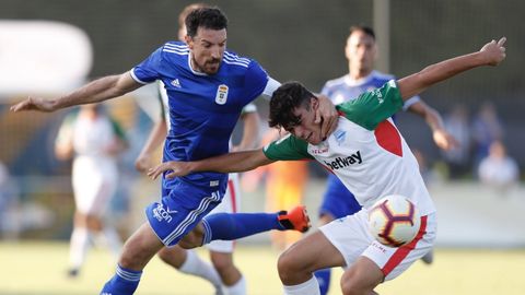 Toché lucha por un balón durante el triangular disputado en El Berrón