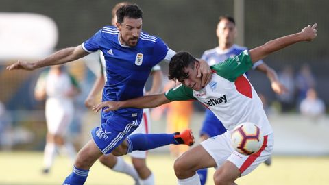 Toch lucha por un baln durante el triangular disputado en El Berrn