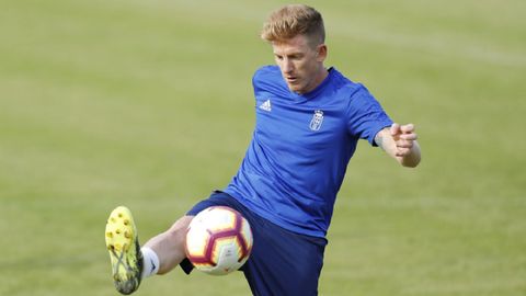 Mossa controla un balón en El Requexón