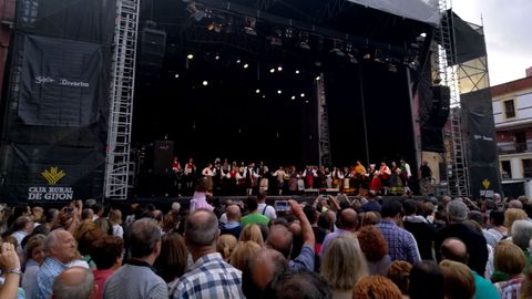 Público en la Plaza Mayor durante la apertura de la Semana Grande 2018 en Gijón