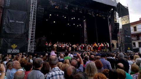 Pblico en la Plaza Mayor durante la apertura de la Semana Grande 2018 en Gijn