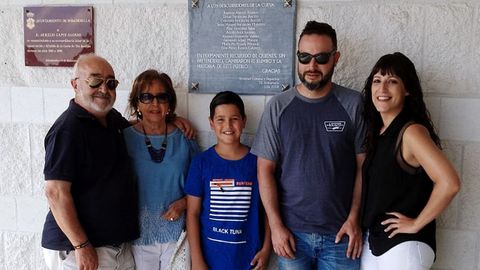 Ruperto lvarez, junto a su familia junto a la placa dedicada por Ribadesella a los descubridores de Tito Bustillo