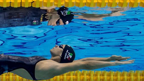 La nadadora italiana Margherita Panziera compite en una manga de los 200m espalda femeninos en los Europeos de natación de Glasgow (Reino Unido).