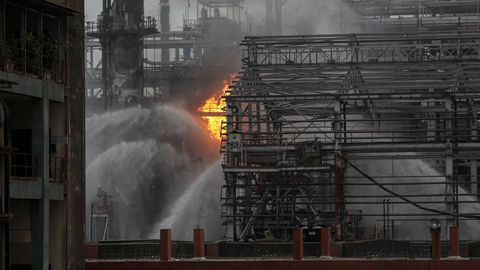 Columnas de humo son vistas tras un incendio en una planta de la compañía petrolera Bharat Petroleum en Bombay, India. Más de 20 personas resultaron heridas tras el incendio, según las últimas informaciones.