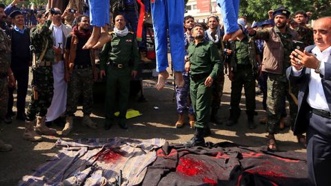 Tres yemeníes condenados por violar y asesinar a Mosad Saleh al-Mothana, un niño de diez años, fueron ejecutados con un tiro en la cabeza y posteriormente colgados en una plaza de Sanáa.