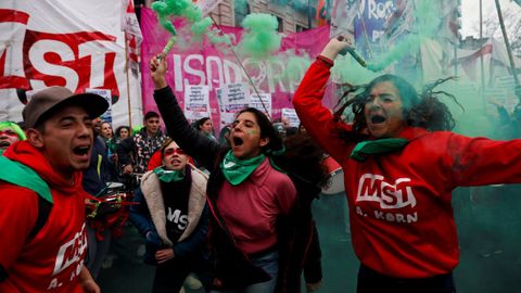 Centenares de personas a favor de la ley del aborto se manifiestan en el exterior del Senado en Buenos Aires (Argentina). Grupos a favor y en contra de la ley del aborto que debate el Senado de Argentina se manifiestan a la espera de la decisión de los legisladores.
