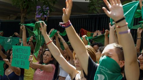 Decenas de personas se suman al «pañuelazo» internacional a favor del aborto legal en Argentina frente a la embajada de ese país en Madrid. Hoy el Senado de Argentina debate si da sanción definitiva al proyecto de ley para la interrupción voluntaria del embarazo, que ya fue aprobado en la Cámara de Diputados y que tiene final incierto por la controversia que genera en el abanico social y político.