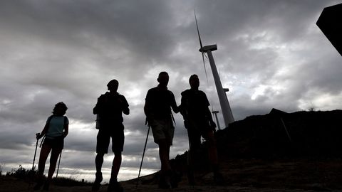 Un grupo de peregrinos en el Alto de El Perdón con un cielo completamente cubierto de nubes, en una jornada donde el mercurio ha descendido cerca de 18 grados tras las jornadas de intenso calor vividas en la Comunidad Foral, cuando el pasados lunes se alcanzaron los 38 grados. La Agencia Estatal de Meteorología anuncia lluvias por la mañana en el noroeste y Pirineos, y por la tarde chubascos, algo menos probables en el extremo suroeste, con tormentas en la mitad oriental que podrían ser localmente fuertes y con granizo, mientras que las precipitaciones serán persistentes al final del día en el cuadrante noroeste.