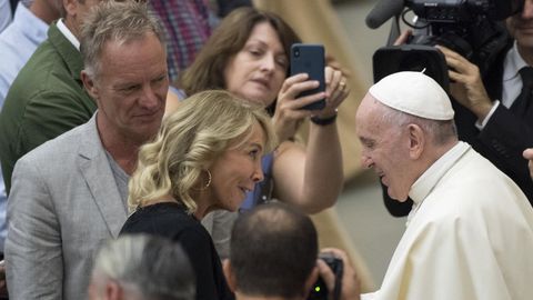 El papa Francisco saluda al cantante británico Sting (Gordon Sumner) y a su mujer Trudie Styler durante la audiencia general semanal en el aula Pablo VI en la Ciudad del Vaticano.
