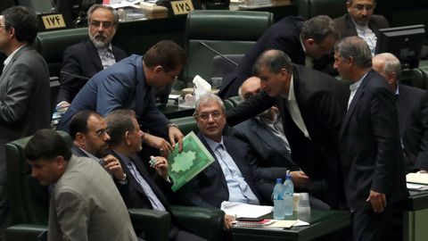 Varios legisladores iraníes conversan con el ministro de Empleo iraní, Ali Rabiei (c), durante el proceso de destitución en el Parlamento iraní en Teherán, Irán. Según fuentes locales, el parlamento votó a favor de la destitución de Rabiej como ministro mientras el país sigue inmerso en una crisis económica.