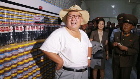 Esta foto sin fecha publicada por la Agencia de Noticias Central Coreana (KCNA) de Corea del Norte a través de KNS muestra al líder norcoreano Kim Jong Un inspeccionando la Fábrica de decapado de pescado Kumsanpho con su esposa Ri Sol Ju en el sur de la Provincia de Hwanghae, Corea del Norte.
