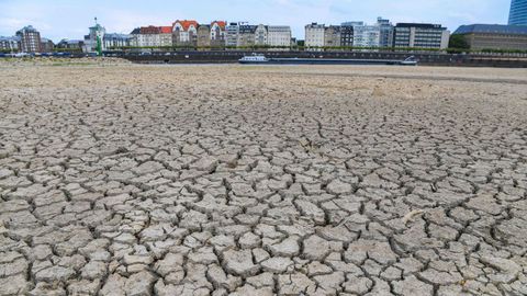 El lecho del río Rin se seca en Duesseldorf, al oeste de Alemania, mientras continúa la ola de calor.