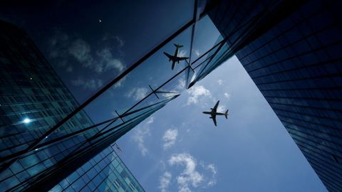 Un avión se refleja en una fachada de cristal en Frankfurt, Alemania.