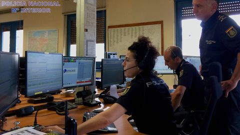 Agentes de la Polica Nacional en la sala del 091 de Oviedo