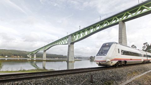 PUENTE DEL ULLA: 60 METROS. El récord de este viaducto es que es el más largo de Europa con celosía metálica, con 1.620 metros
