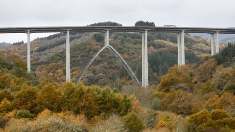 VIADUCTO CRUZUL-NARÓN: 106 METROS. Otra de las obras emblemáticas de la autovía del Noroesta. En este caso la altura es desde el punto medio del tablero al cauce
