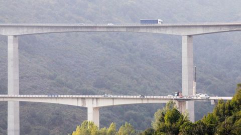 VIADUCTO DE SAMPRÓN: 124 METROS. La máxima cota de la rasante sobre el cauce del río alcanza los 150 metros. El viaducto de al lado se hizo para la carretera nacional