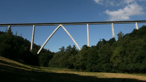 VIADUCTO DEL DEZA: 96,5 METROS. AVE Santiago-Ourense. Como en otros viaductos del AVE el arco ojival se realizó mediante un proceso de abatimiento