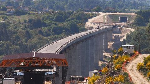 VIADUCTO DE BARBANTIÑO: 98 METROS. La foto se tomó durante las obras pero ya está en servicio desde 2010. El paralelo de la autovía también es especialmente alto