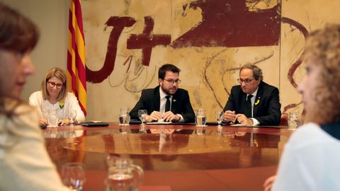 Reunin extraordinaria del gobierno de la Generalitat. El presidente, Quim Torra, acompaado de Elsa Artadi y Pere Aragones, entre otros.