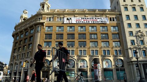 Un grupo de independentistas ha colgado una pancarta en contra del rey en la fachada de un edificio de la plaza de Catalua de Barcelona, donde se va a celebrar el acto central en recuerdo de las vctimas de los atentados del 17A.