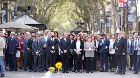 Tras las vctimas, los politicos en la ofrenda floral en el mosaico de Joan Mir de La Rambla de Barcelona.