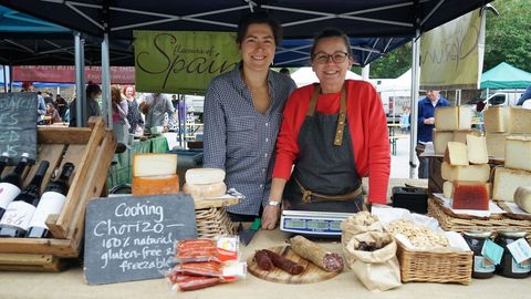 Irene Lorenzo y Teresa Holmes en el puesto de productos españoles en el mercado de Brockley