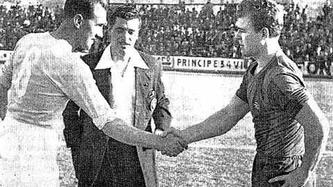 Como capitán celeste, saludando a Kubala