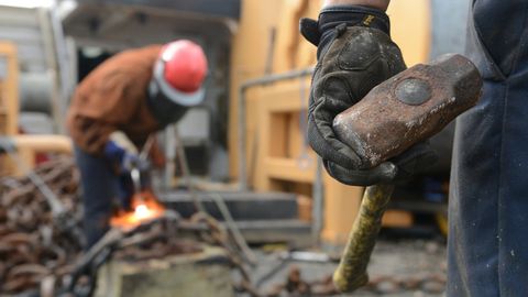 trabajador, trabajadores, construcción, empleados, guantes, martillo.Foto de archivo de trabajadores de la construcción