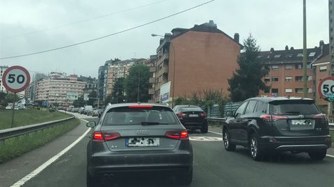 Atasco en la entrada a Oviedo